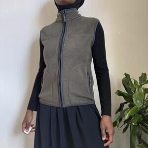 Women’s lightweight gorpcore fleece sweater vest in green size 12